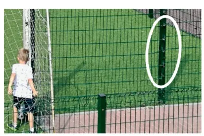Пример №1 отсутствия сетки-гасителя за воротами футбольного поля