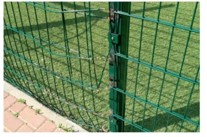 Пример №2 отсутствия сетки-гасителя за воротами футбольного поля