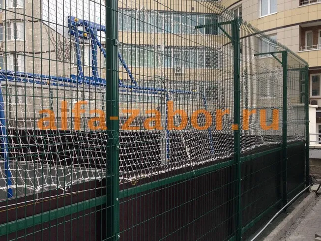 Пример наличие сетки-гасителя за воротами футбольного поля