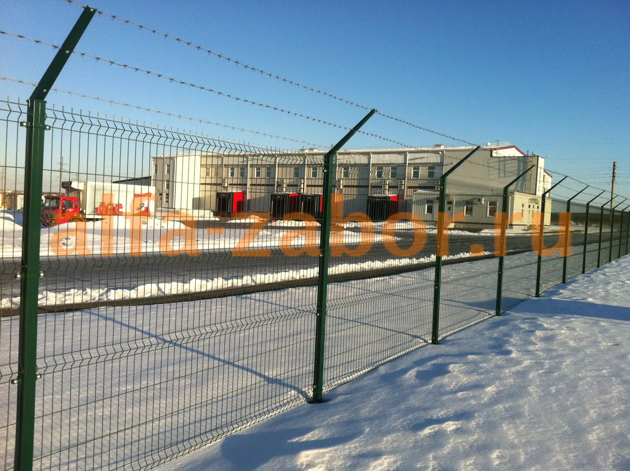 Изображение установленного металлического ограждения на промышленной территории компанией Альфа Ограждения