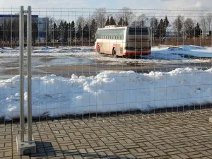 Sekcija i betonnoe osnovanie mobil'nogo ograzhdenija