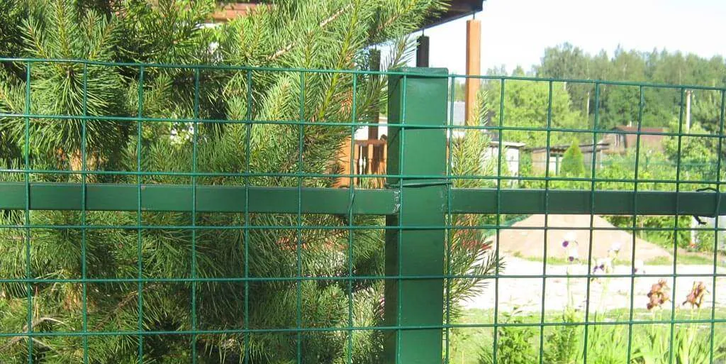 Забор из рулонной сварной сетки по выгодной цене в Екатеринбурге