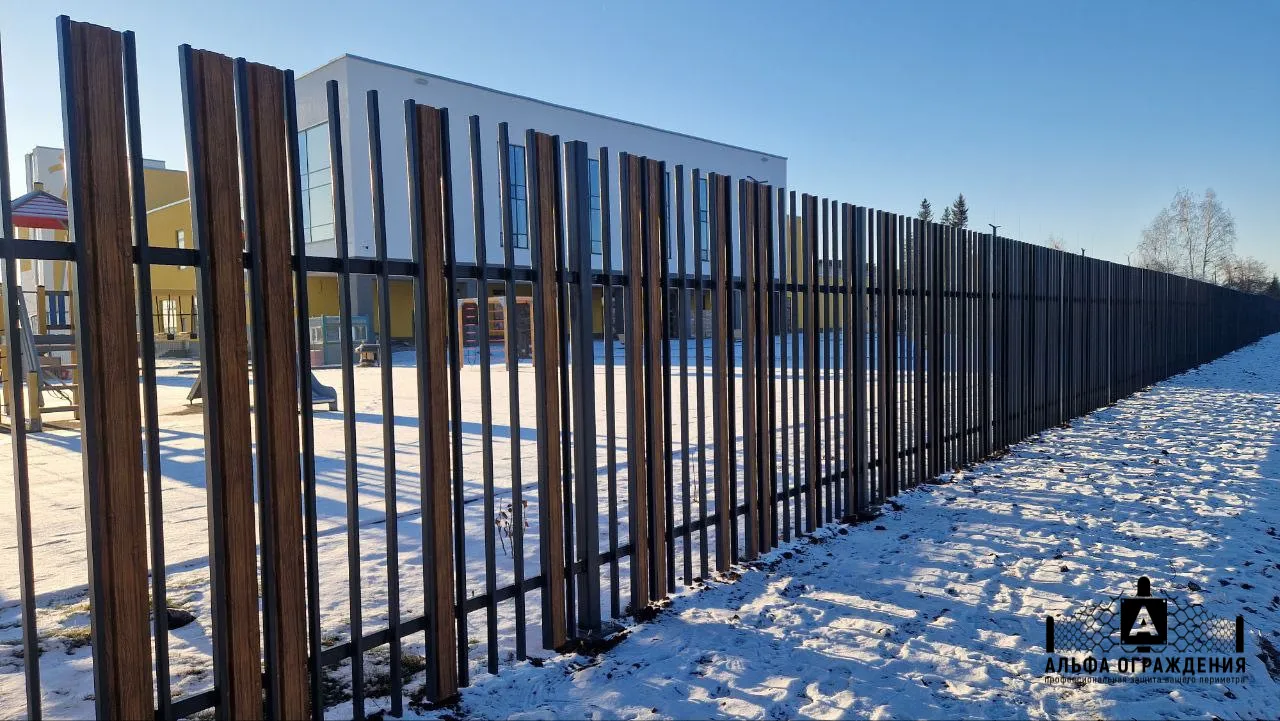 Ограждение из сварного забора новой школы, Пышма