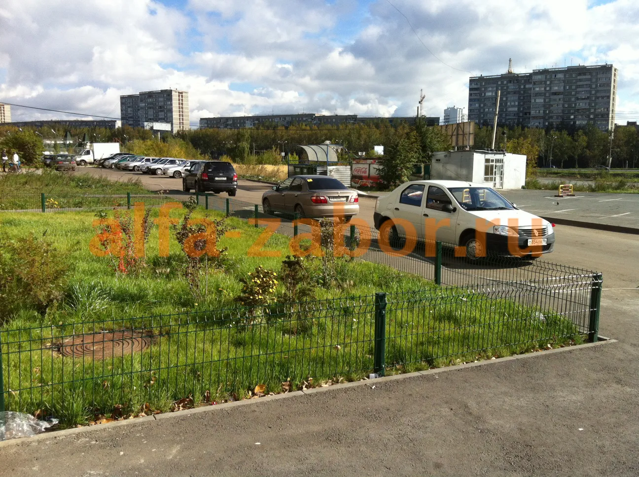 Установленное газонное ограждение в районе Старой Сортировки, Екатеринбург