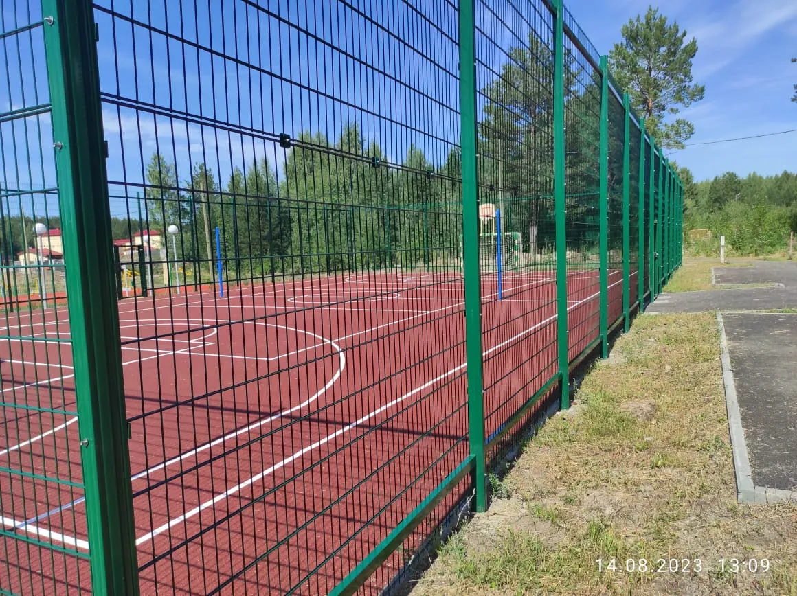 Ограждение спортивной площадки панелями Bastion с усилением и калиткой. Высота забора 4 м. Протяженность 96 пог.м. Красноуральск