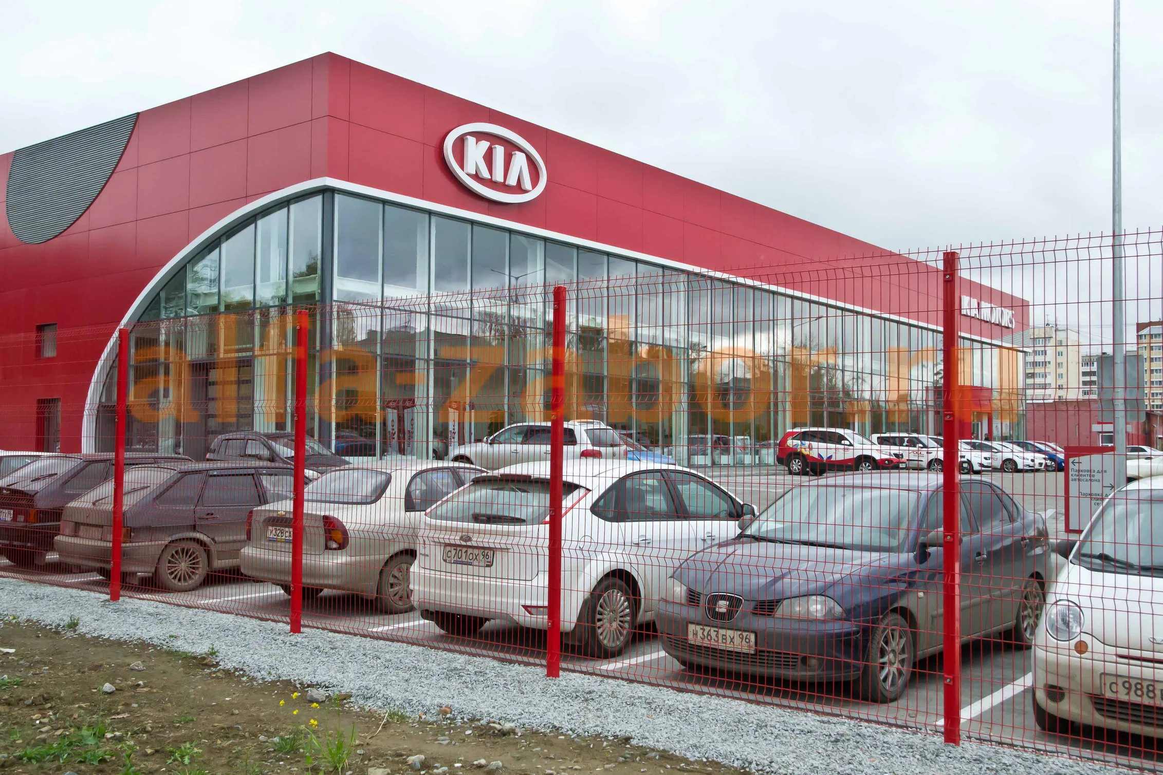 Установленный 3D забор в районе Новой Сортировки, автосалон KIA, Екатеринбург