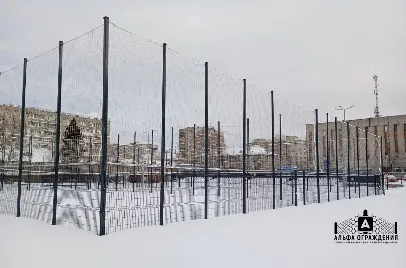 Установленное ограждение спортивной площадки для школы №314, Екатеринбург