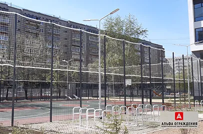Ограждение 3Д забором спортивной площадки во дворе школы №80